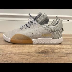 Like NEW Gray adidas sneakers. Mens size 6 1/2